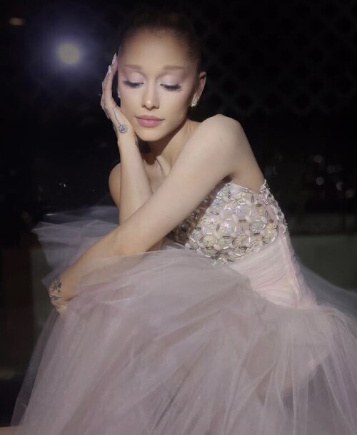 Ariana Grande Butera R0116e5aeaca6c9df8ad