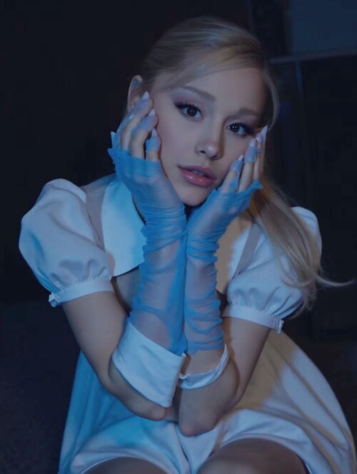 Ariana Grande Butera R037bc831ef24f65455b