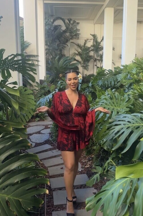 Aulii Cravalho R044fdbad8c98018e043