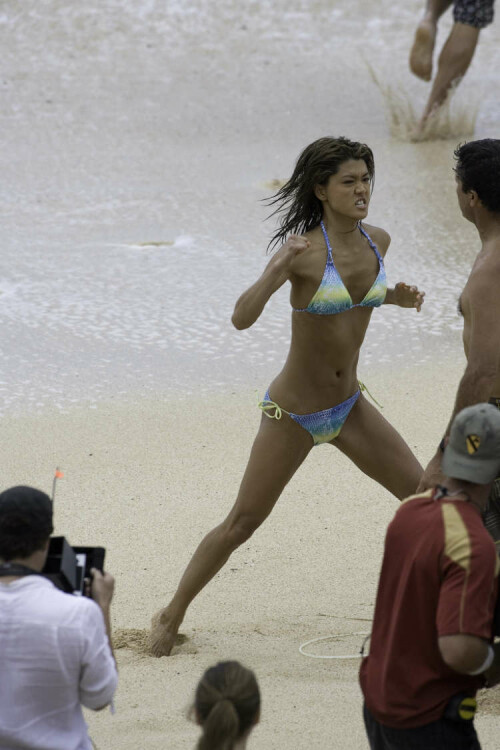 BIKINI-CANDIDS-ON-THE-SET-OF-HAWAII-FIVE-0-SEASON-1-09.jpeg