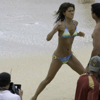 BIKINI-CANDIDS-ON-THE-SET-OF-HAWAII-FIVE-0-SEASON-1-09