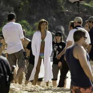 BIKINI-CANDIDS-ON-THE-SET-OF-HAWAII-FIVE-0-SEASON-1-12