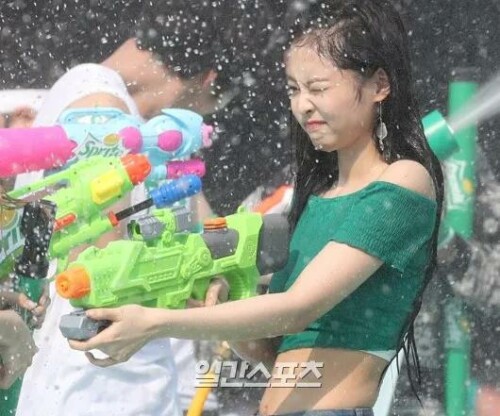 BLACKPINK Jennie Sprite Waterbomb Festival Seoul 6189be3ff4cc1fb3b3