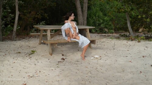 Beach Play.mp4 snapshot 13.44.11842adaf7cf5854424