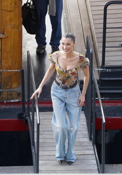 BellaHadidParis654c4e368cad5055e