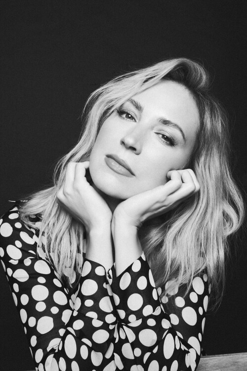 Beth Riesgraf001