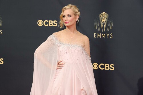 Beth Behrs 73rd Primetime Emmy Awards Arrivals SwHYPN0Ku31x D042bab314476bf847c5