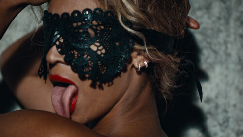 Beyonce Yonce MasterProRes 1080p 2013.00 01 46 10.Still0046892cf4e6ea50551