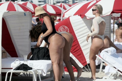 Bianca Elouise With YesJulz hit the beach in Miami 04bf4d641817bce6cb