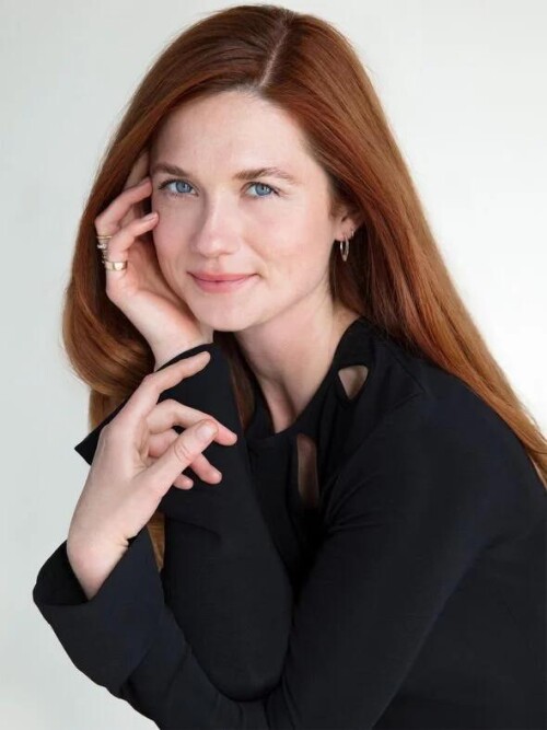 Bonnie Wright in in black 40422844a8b9d9efae5627e