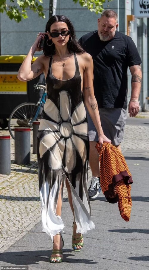 Braless-Dua-Lipa-sideboob-2e895588e24c5076a