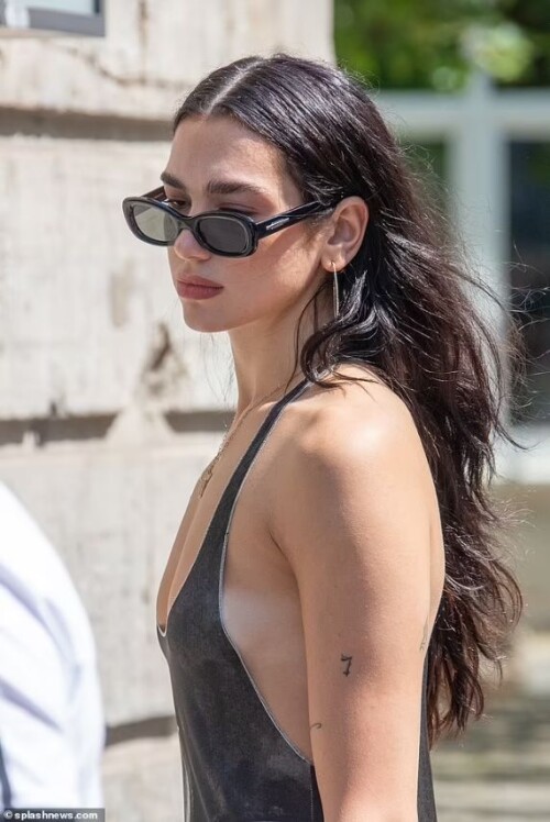 Braless-Dua-Lipa-sideboob-6487b64107449d4ea