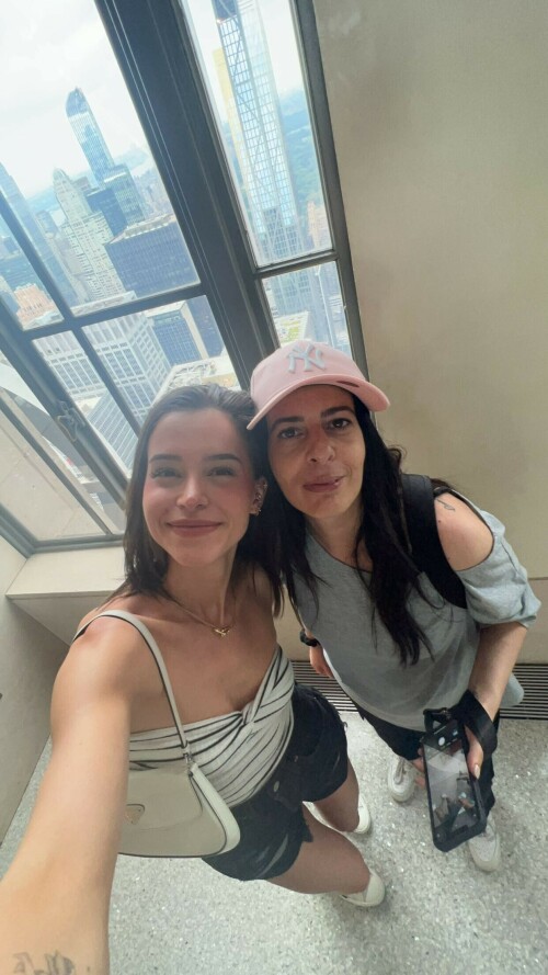 BraveDown.Com lea elui leaelui snapchat stories spotlight lenses cmbP3WBwCbo9dce61760e355d68