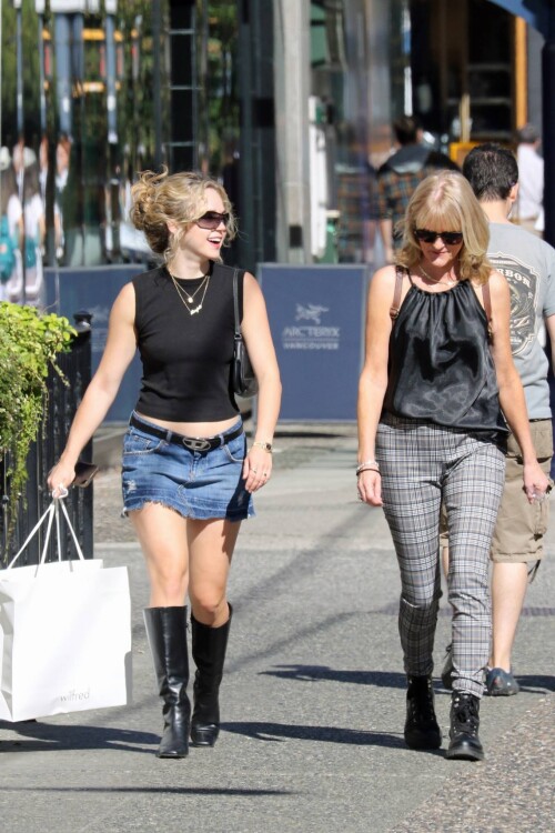 Brec Bassinger Shopping in Vancouver 025e52342a18b608cd