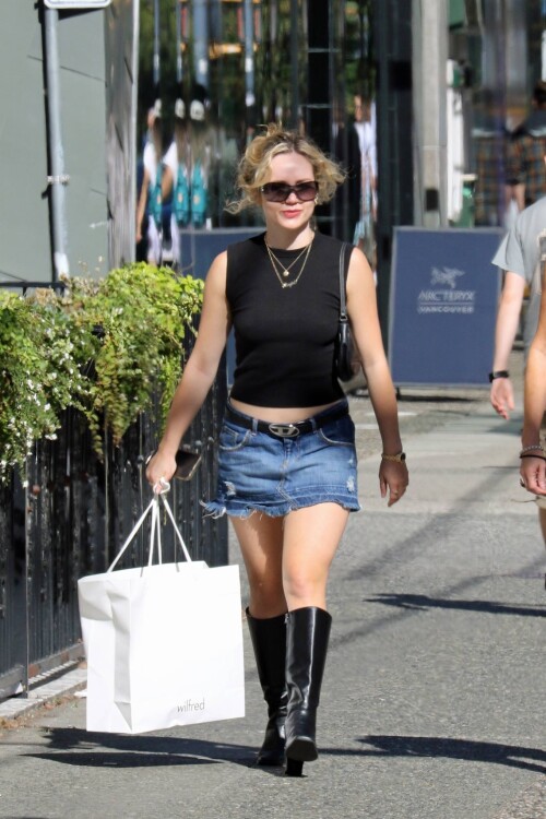 Brec Bassinger Shopping in Vancouver 030d66e53b309ab4ce