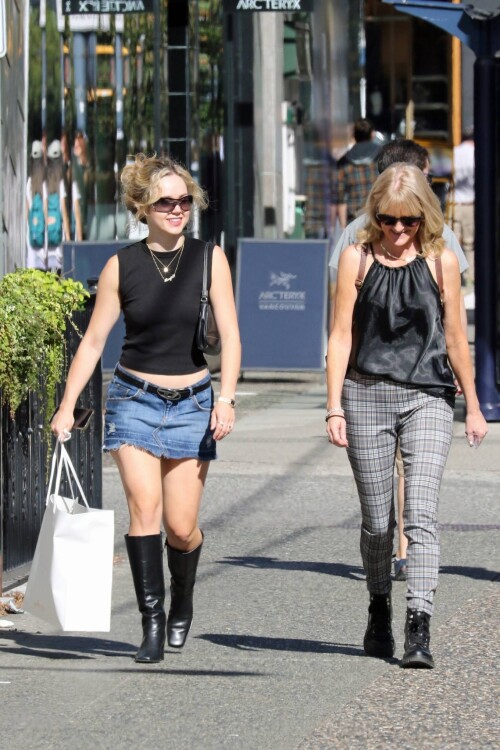 Brec Bassinger Shopping in Vancouver 108b99d8e43e3c3fdb