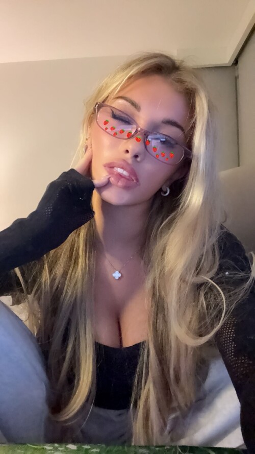 Breckie Hill 1204987a7f1702458d