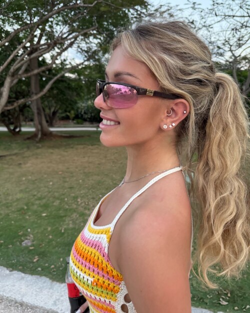 Breckie Hill 4dcd46cd145cc50e2