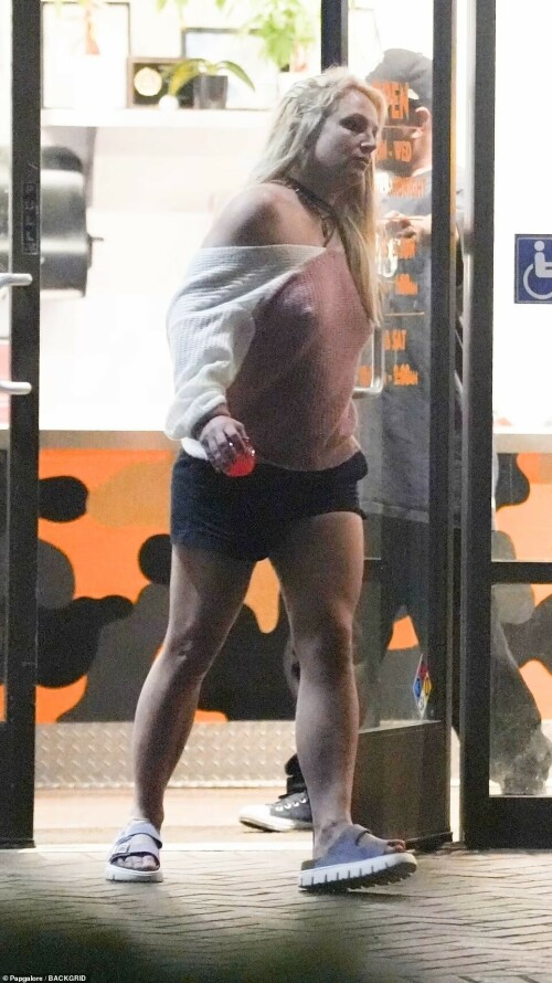 Britney Spears At Dave s Hot Chicken in Oxnard 08 18 2023 10 f6e25d584a3b82a2