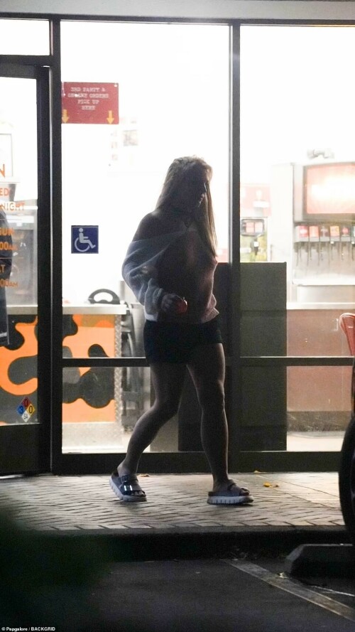 Britney Spears At Dave s Hot Chicken in Oxnard 08 18 2023 9 8eb35c5e45f7f49a