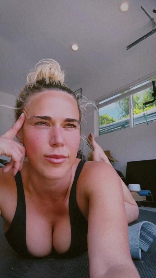 CJ Perry shows sexy cleavage in tight fitness clothing in a livestream 07265b8b96ab5bded3