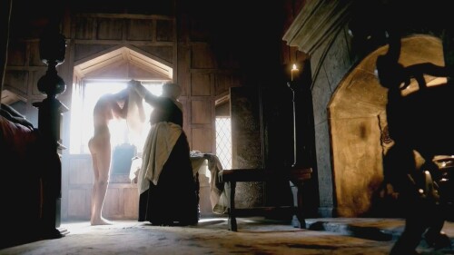 Caitriona Balfe Outlander S01E02 4