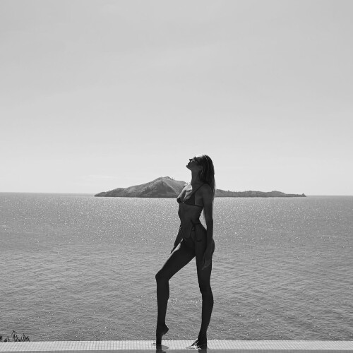 Candice Swanepoel in bikini 08 01 20250001d7bf961fddd160d9