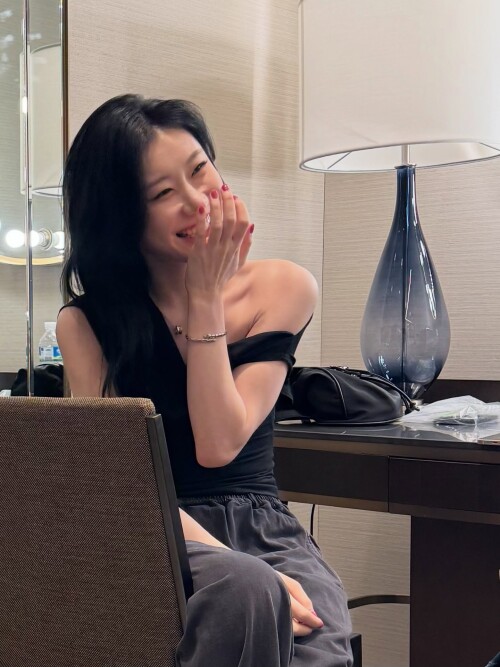 Chaeryeong-2025-10-20_INSTAGRAM_60a56419bb2ec9bbd