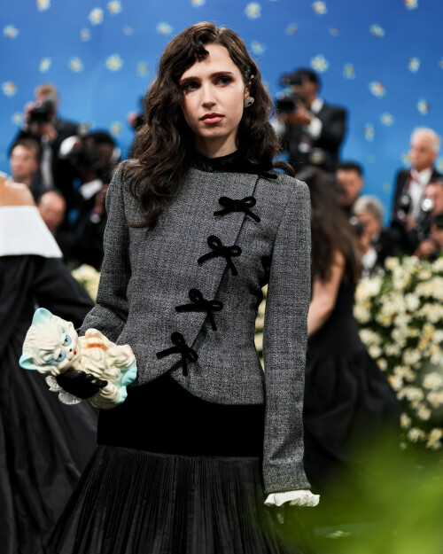 Clairo-at-The-Metropolitan-Museum-of-Arts-Costume-Institute-Benefit-Celebrating-the-Opening-Of-Superfine-Tailoring-Black-Style_005c971215ec3738b2c