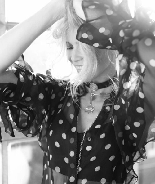 Claudia Schiffer The Edit 2017 08