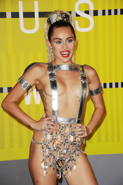 Cyrus Miley im Body 150 151
