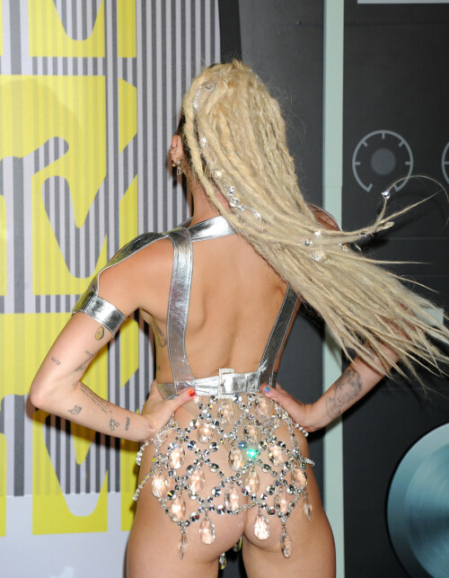 Cyrus Miley im Body 150 168