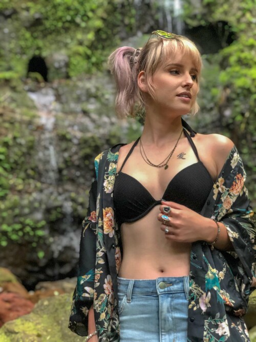 D6OIc5fV4AAj4gp.jpg large