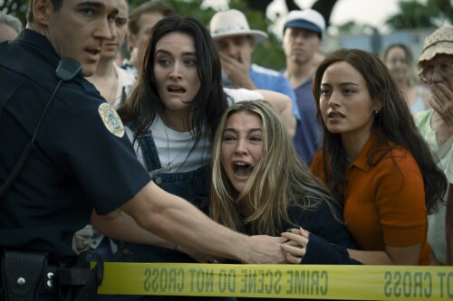 (L to R) Sarah Pidgeon, Madelyn Cline and Chase Sui Wonders in Columbia Pictures I KNOW WHAT YOU DID LAST SUMMER