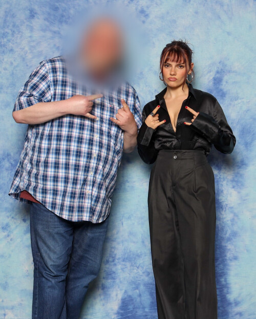 Dafne Keen with Fans 1119e42dfbd28b983