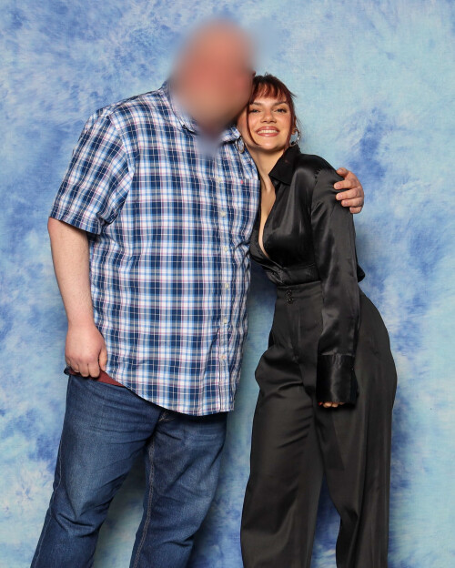 Dafne Keen with Fans 2642d530688e5d438