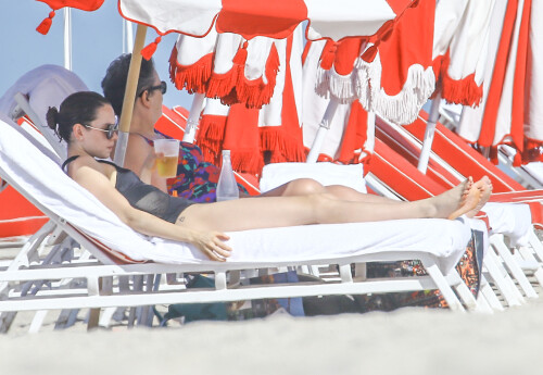 FFN_IMAGE_51938022|FFN_SET_70001802