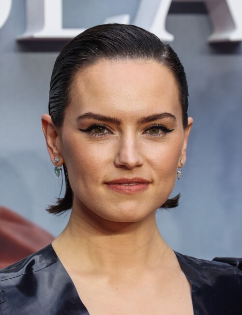 DaisyRidley 90dfd925f2f01ae39