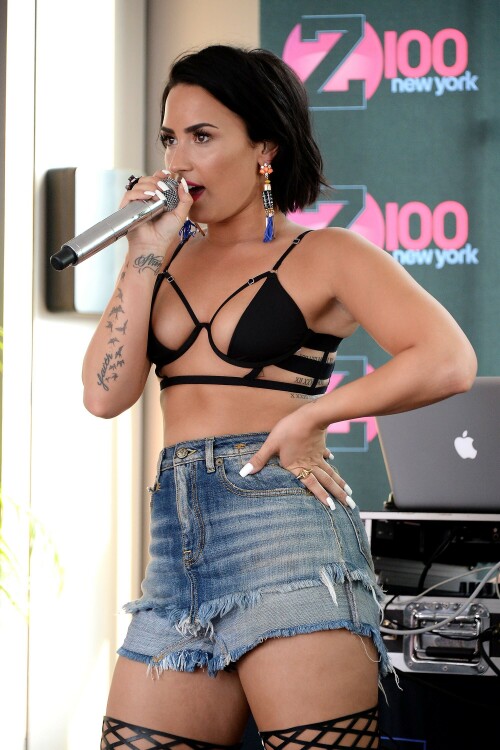 Demi Lovato pool 07012015 2 