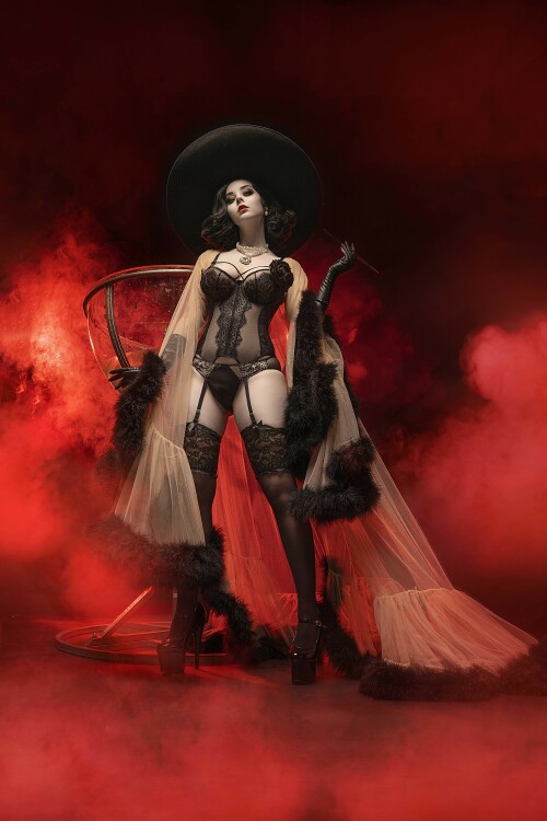 Disharmonica Burlesque Dimitrescu 17c7e6caa339c3099