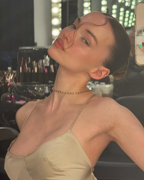 Dove Cameron R015b7cf2aa381673ca8