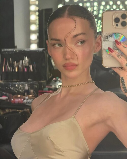 Dove Cameron R020c0c8e9d780762e22