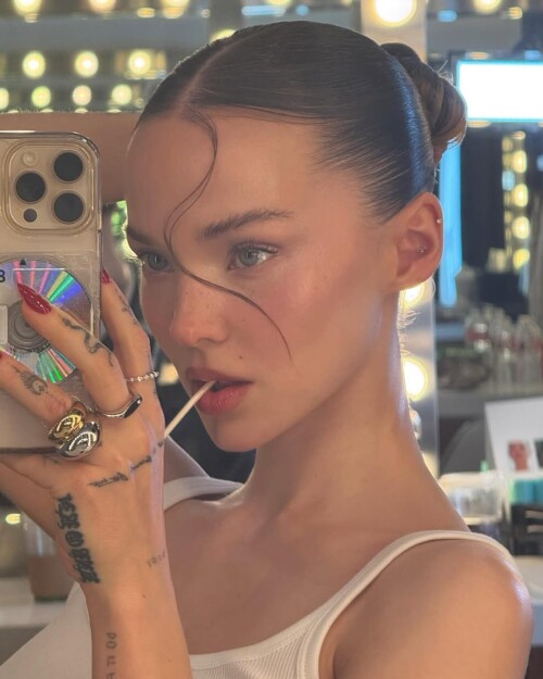 Dove Cameron R030c24083a91ea5fa8f