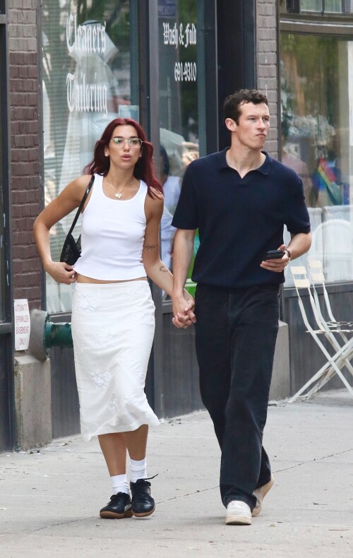 Dua Lipa enjoying an ice cream in Manhattan 06 17 2024 20 702fb45c417bdf45