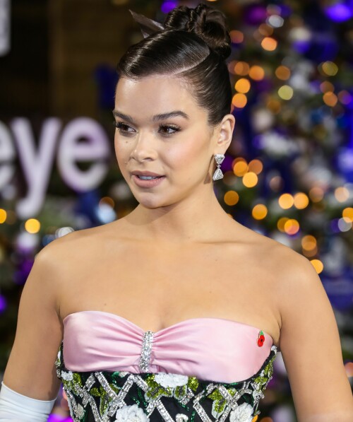 Celebrities seen arriving for the UK fan screening of Marvel Studios' "Hawkeye" in LondonPictured: Hailee SteinfeldRef: SPL5274310 111121 NON-EXCLUSIVEPicture by: Brett D. Cove / SplashNews.comSplash News and PicturesUSA: +1 310-525-5808London: +44 (0)20 8126 1009Berlin: +49 175 3764 166photodesk@splashnews.comWorld Rights,