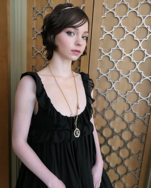 EMMA MYERS x CHLOE 150caf4842bb5c40e