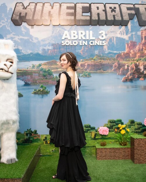 EMMA MYERS x CHLOE 3f0af9e8016d44aac