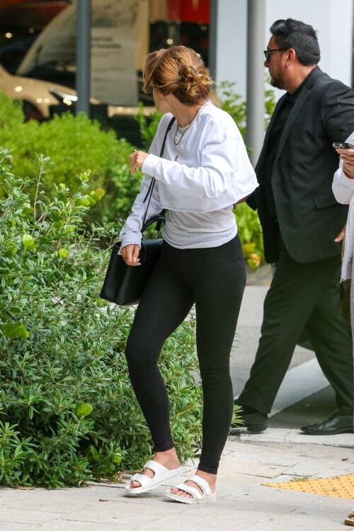 EW 7054e4d406a9d2f9393