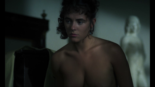 Elizabeth-Hurley-topless-Remando-Al-Viento-2000e96b8758837e3256