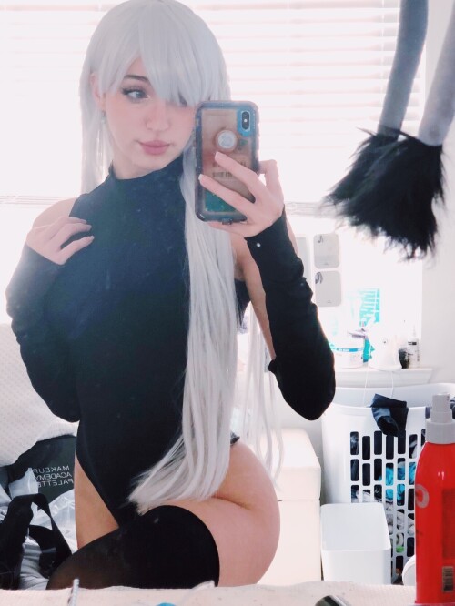 Elizabeth Liones Selfies 3